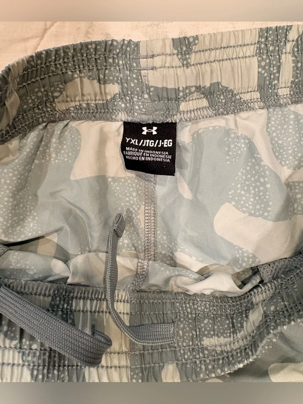 Under Armour Youth XL Camo Athletic Shorts Gray Moisture Wicking EUC